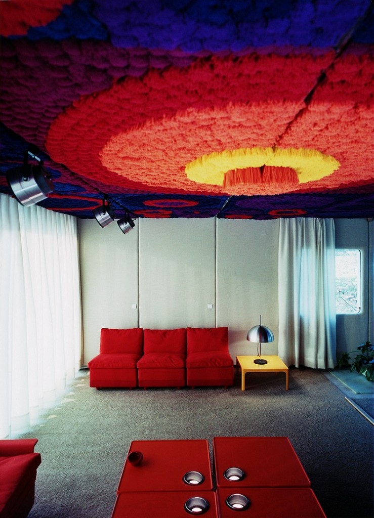 Wohnzimmer des Prototypen mit dreidimensionalem Deckenteppich (Bild: W. Feierbach)
