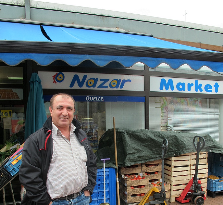 Garbsen, "Auf der Horst", ein Mitarbeiter vor "Nazar Market" am Orionhof, 2016 (Bild: privat)