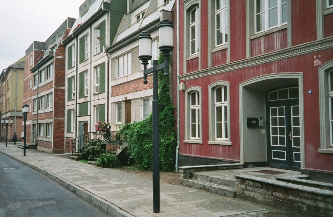 Greifswald, Altstadtplatte (noch in der bauzeitlichen Farbgebung) mit Laternen in der Knopfstraße, 1997 (Bild: Frieder Hofmann)