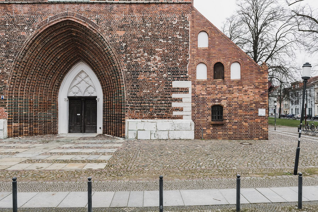 Greifswald, Dom St. Nikolai mit Altstadtlaterne (Bild: Gregor Zoyzoyla, 2022)