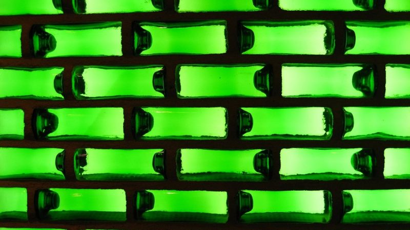 WOBO-Flaschen der Firma Heineken im Amsterdamer Firmenmuseum (Bild: Robert Pla, CC BY NC 2.0, via flickr)