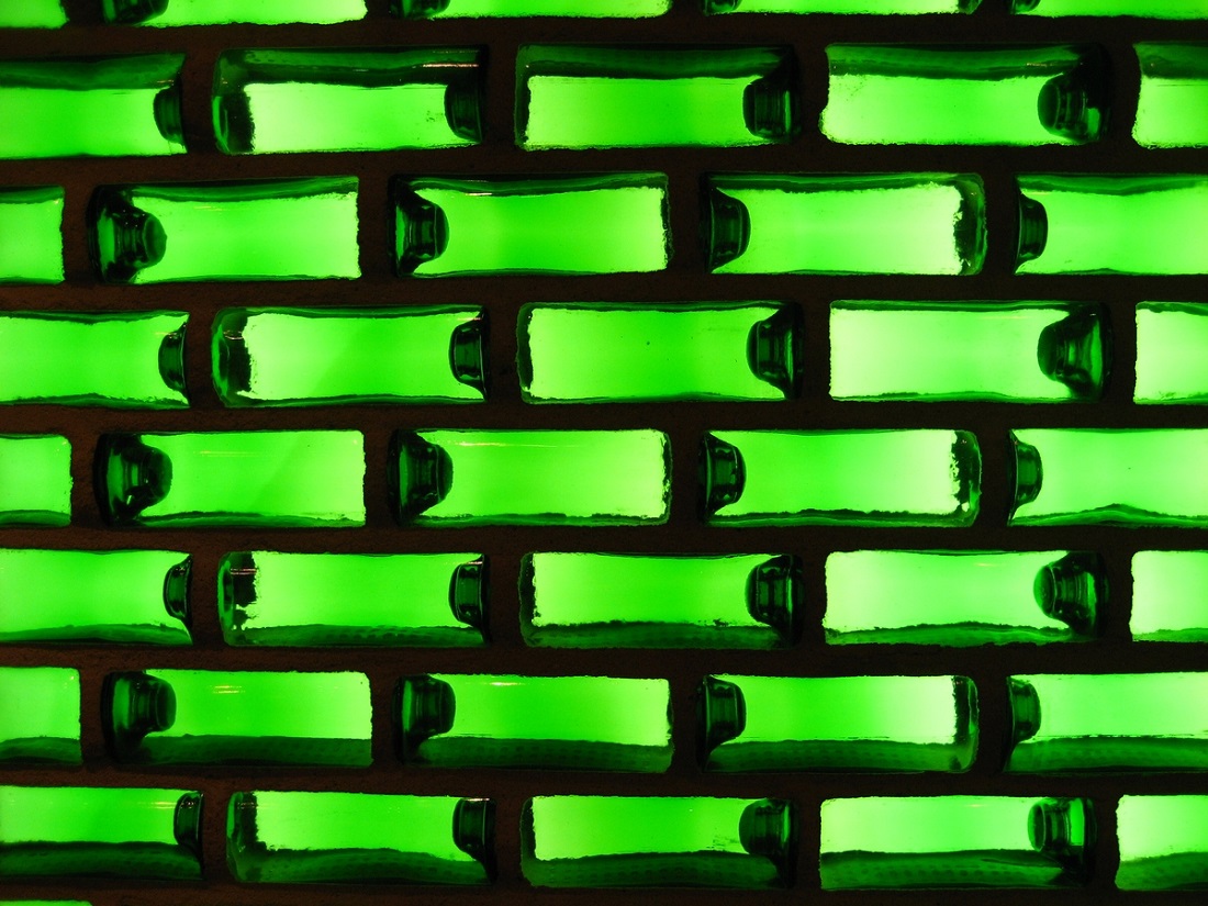 Mauer aus WOBO-Flaschen der Firma Heineken im Amsterdamer Firmenemuseum (Bild: Robert Pla, CC BY NC 2.0, via flickr)