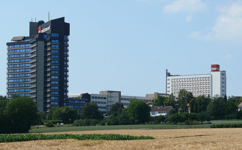 Ludwigsburg, Wüstenrot-Hochhaus (links im Bild) (Bild: Silesia711, CC BY SA 4.0, 2013)