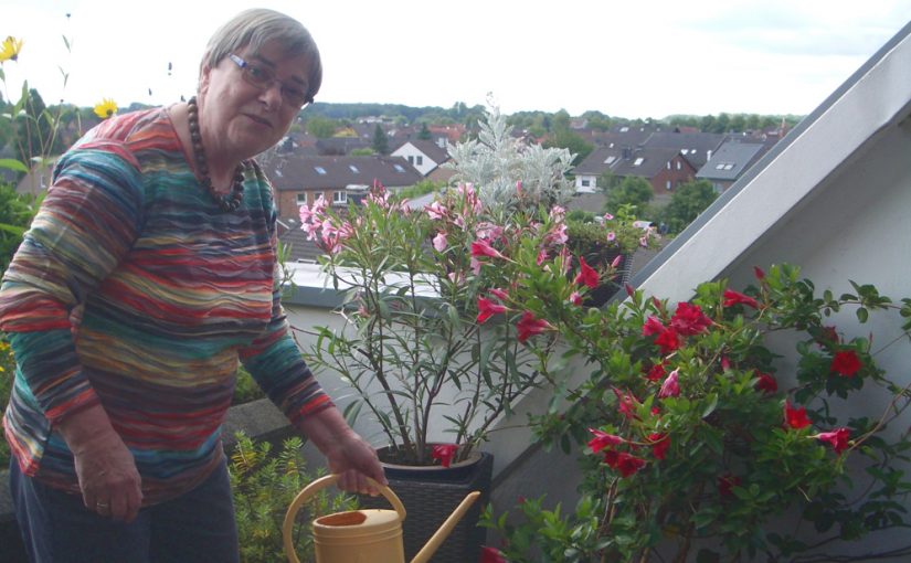 Karin Derichs-Kunstmann auf der Terrasse im Hügelhaus III in Marl (Bild: privat)