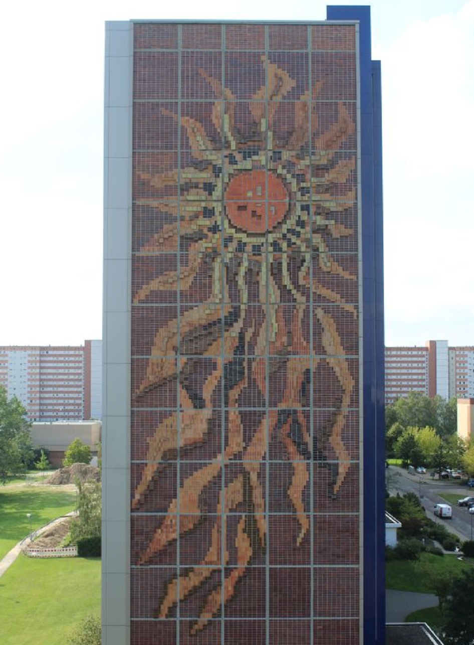 Rostock-Evershagen, Klinkergiebel "Sonne" nach einem Entwurf von Reinhard Dietrich, 1974-76 (Bild: André Axmann, 2019)