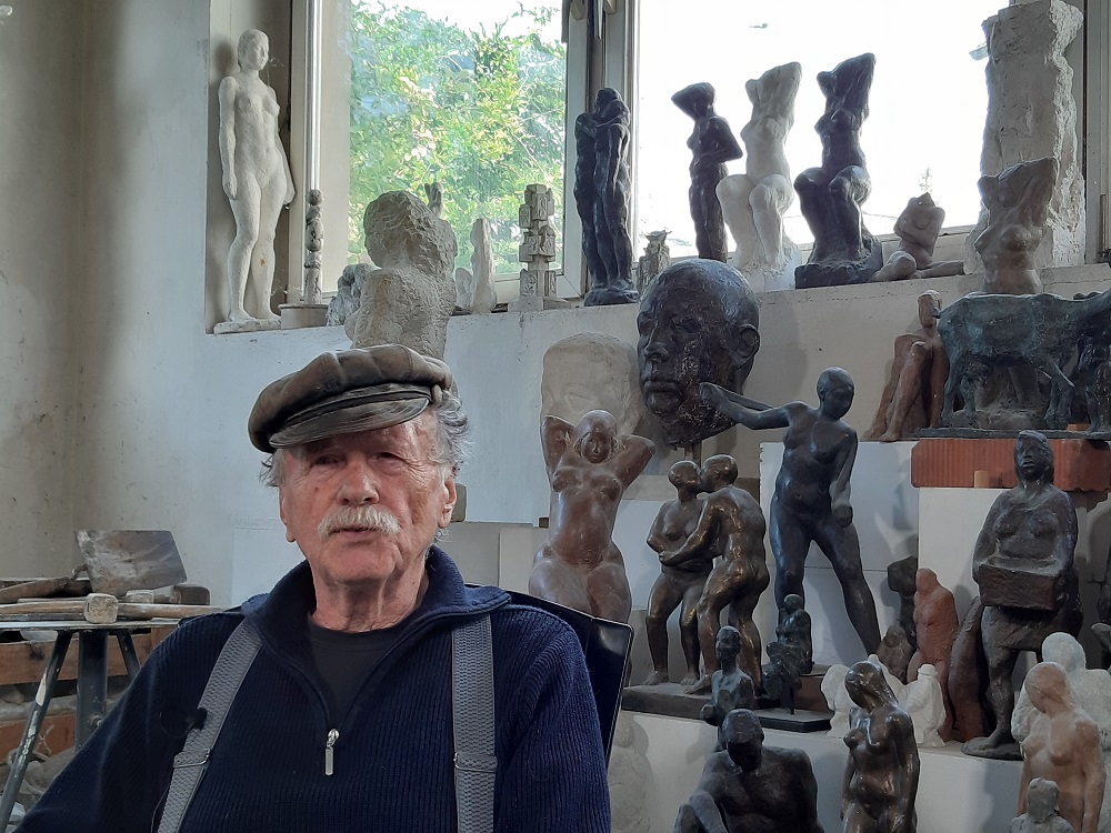 Der Berliner Bildhauer Ulrich Jörke in seinem Berliner Atelier (Bild: Karin Berkemann, 2019)